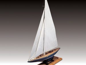 Endeavour 1:35 Scale – Amati